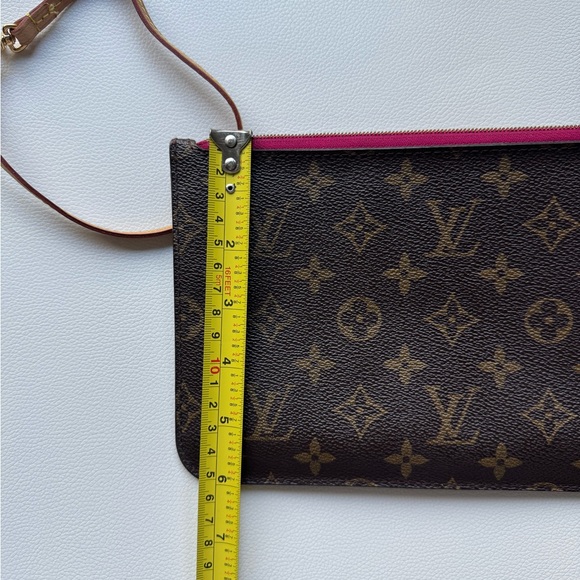 Authentic Louis Vuitton pouch/wrislet in excellent condition - Picture 10 of 10